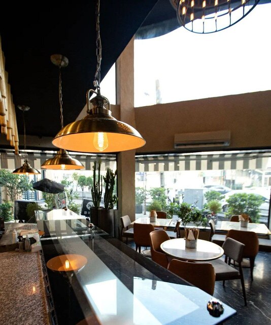 فضای داخلی رستوران باروژ در غرب تهران