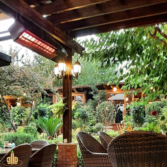 رستوران لرد با آلاچیقهایی در فضای باز