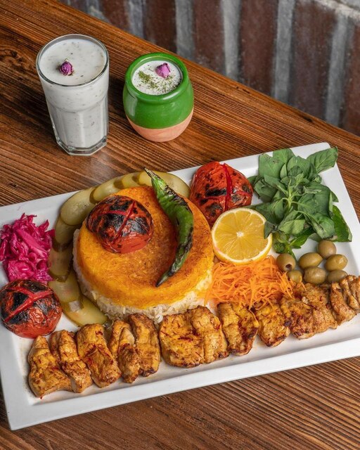 غذای ایرانی خوشطعم در رستوران شکوفه