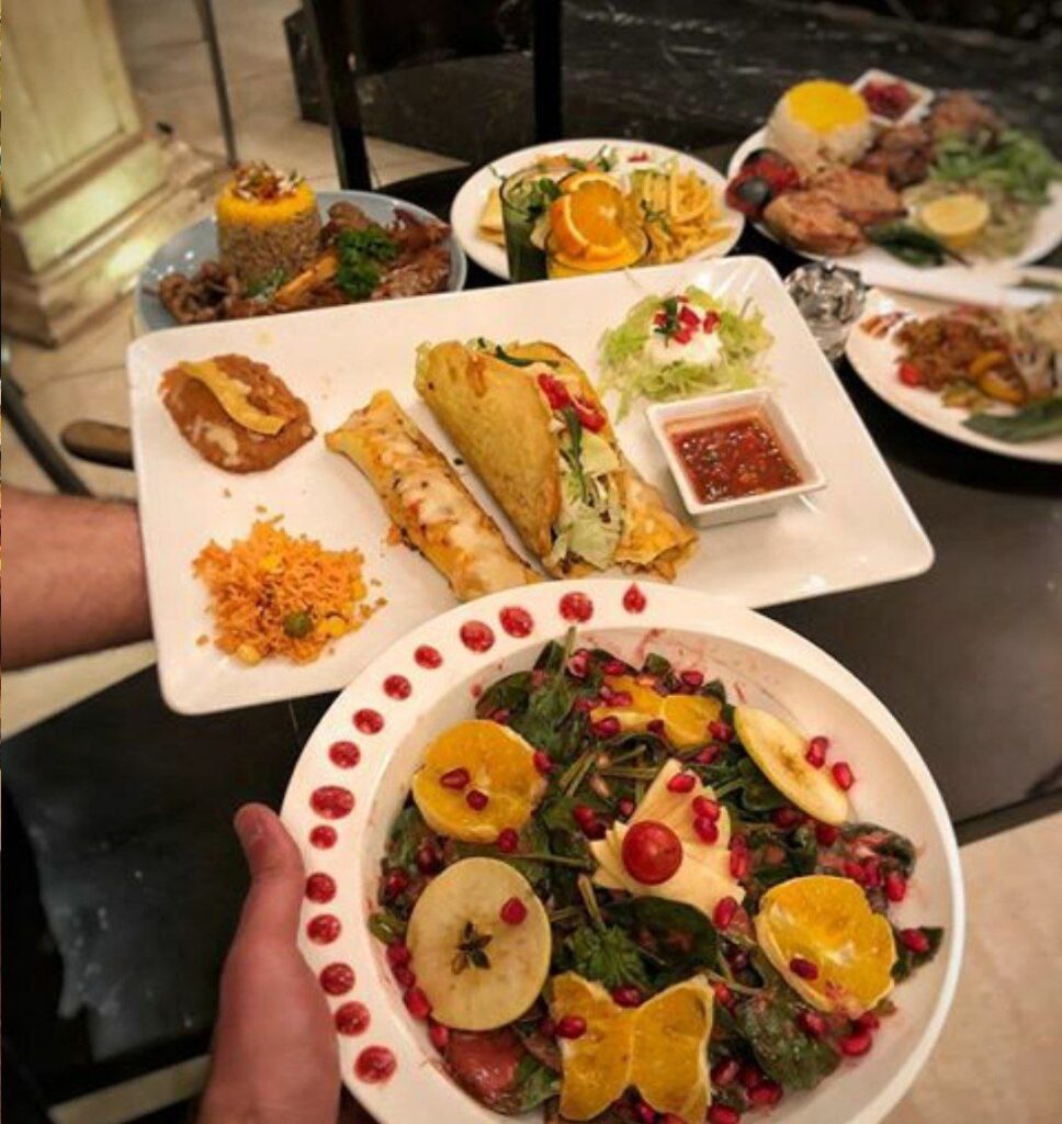 رستوران تماشا با منوی متنوع ایرانی و فرنگی