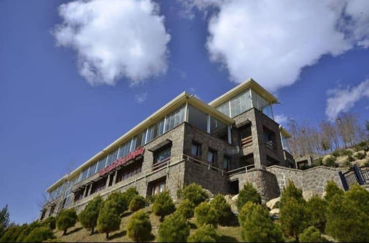 ساختمان سنگی رستوران آبشار