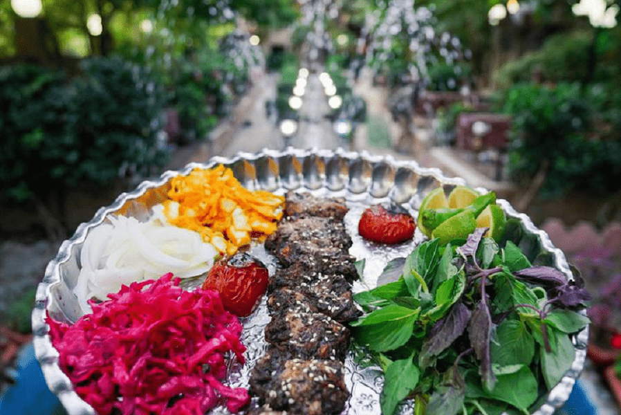 موزیک زنده در فضای باز رستوران باغ بهشتی