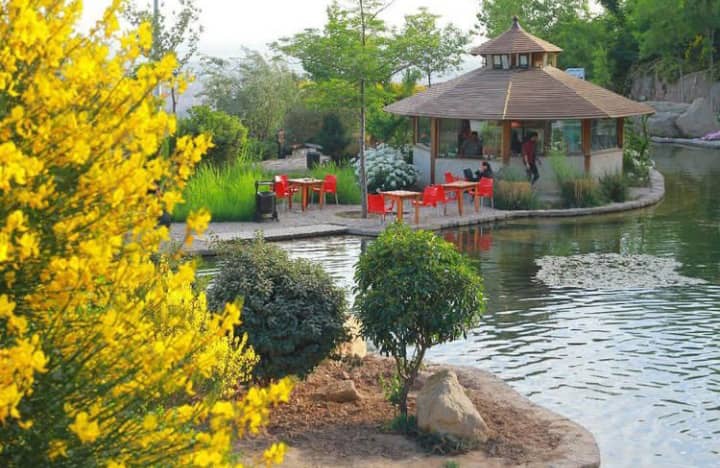 فضای باز رستوران آبشار تهران