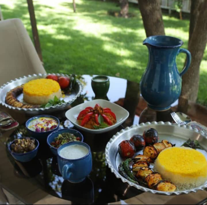 غذاهای سنتی در رستوران روباز تهران