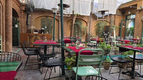 حیاط خانه فاموری