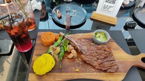 میز غذا در رستوران وستیک