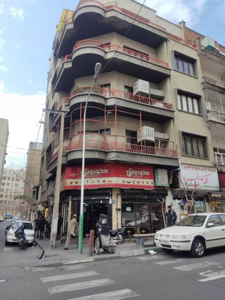 ساندویچی کوروش و سرو وعدههای غذایی در نان ساندویچی