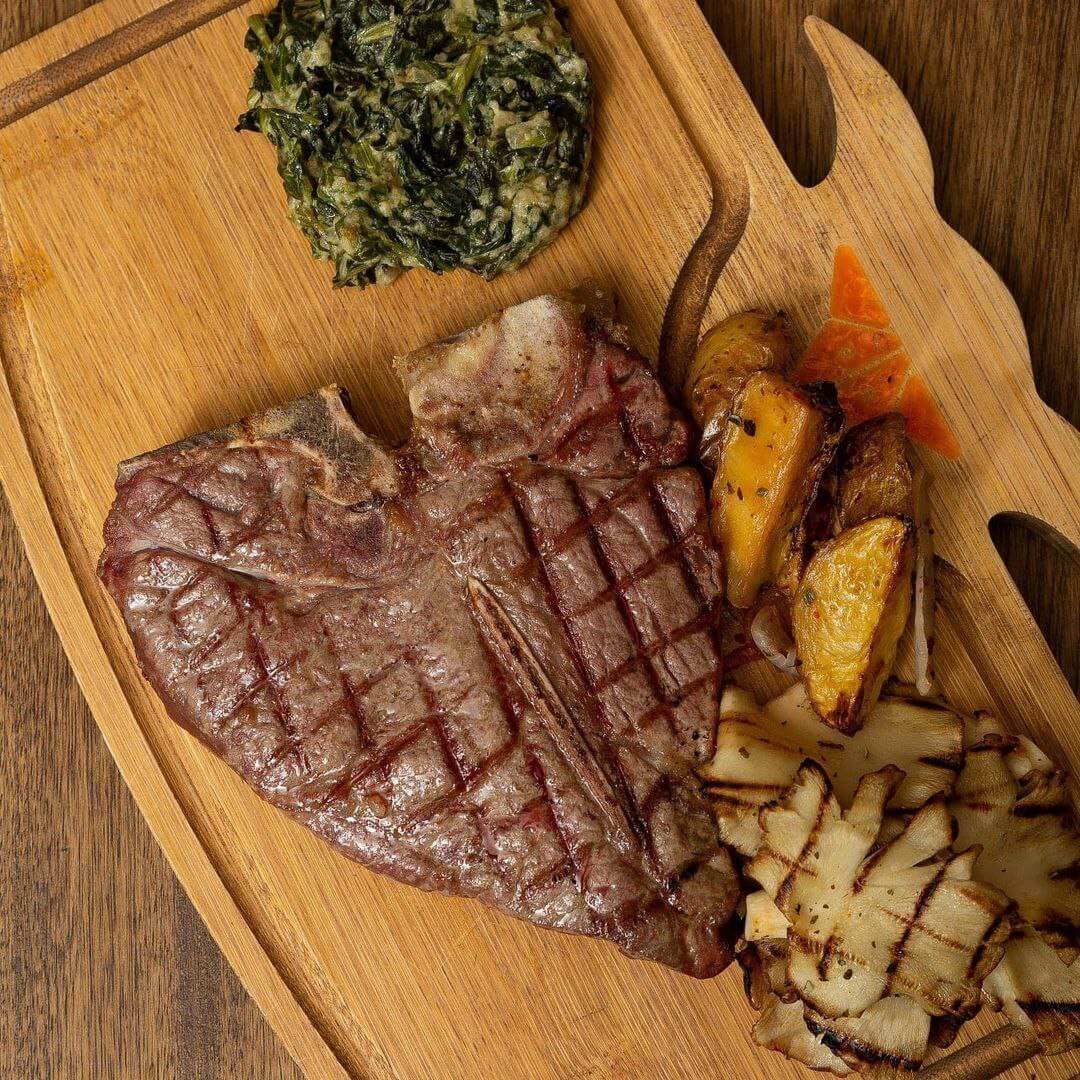 استیک با دورچین سبزیجات در رستوران کاساب