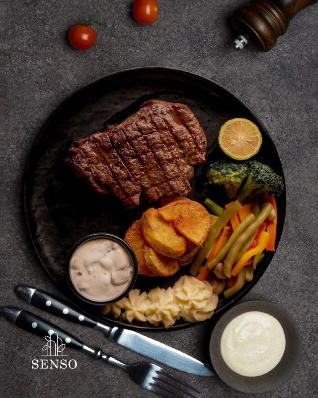 استیک و پوره سیب زمینی در رستوران سنسو