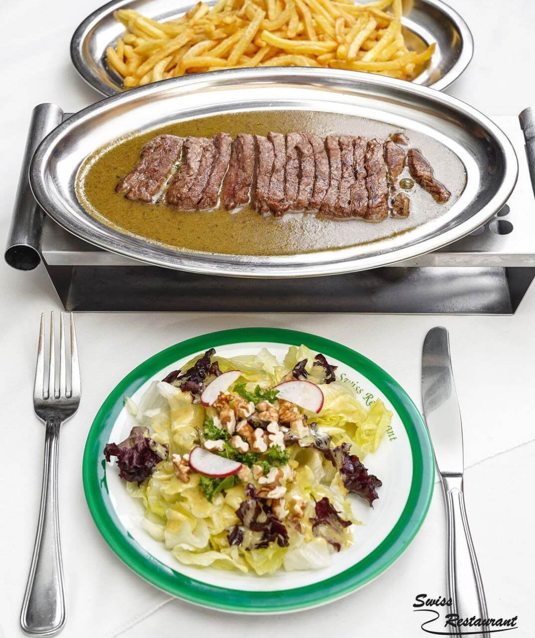 رستوران سوئیس با فضایی شبیه به اروپای قدیم