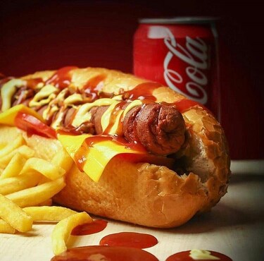 هات داگ خوران در خیابان انقلاب