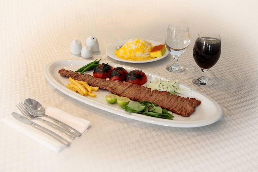 چلوبرگ ممتاز رستوران منصور با ماست کوزه‌ای