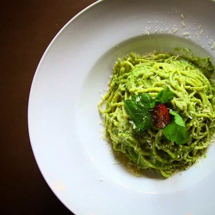 پاستا با سس پستو در رستوران بلارمونیکا