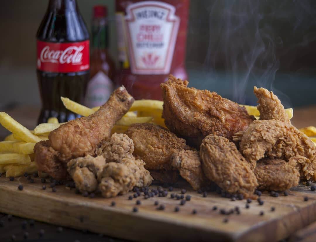 انواع مرغ سوخاری و کنتاکی در رستوران دی در مرکز پایتخت