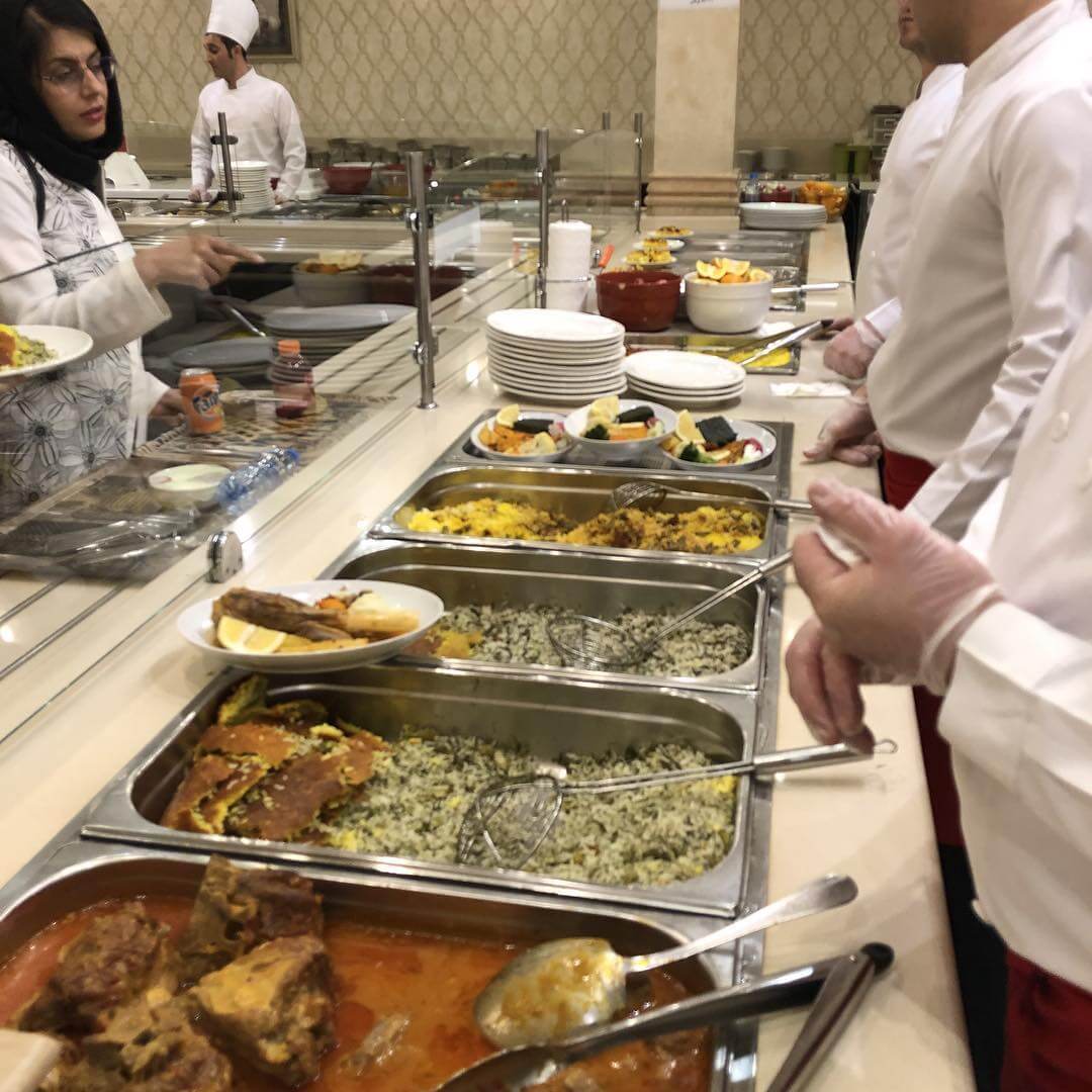 انواع پلو خورشت‌های ایرانی در رستوران هانی طریقت در مرکز شهر تهران