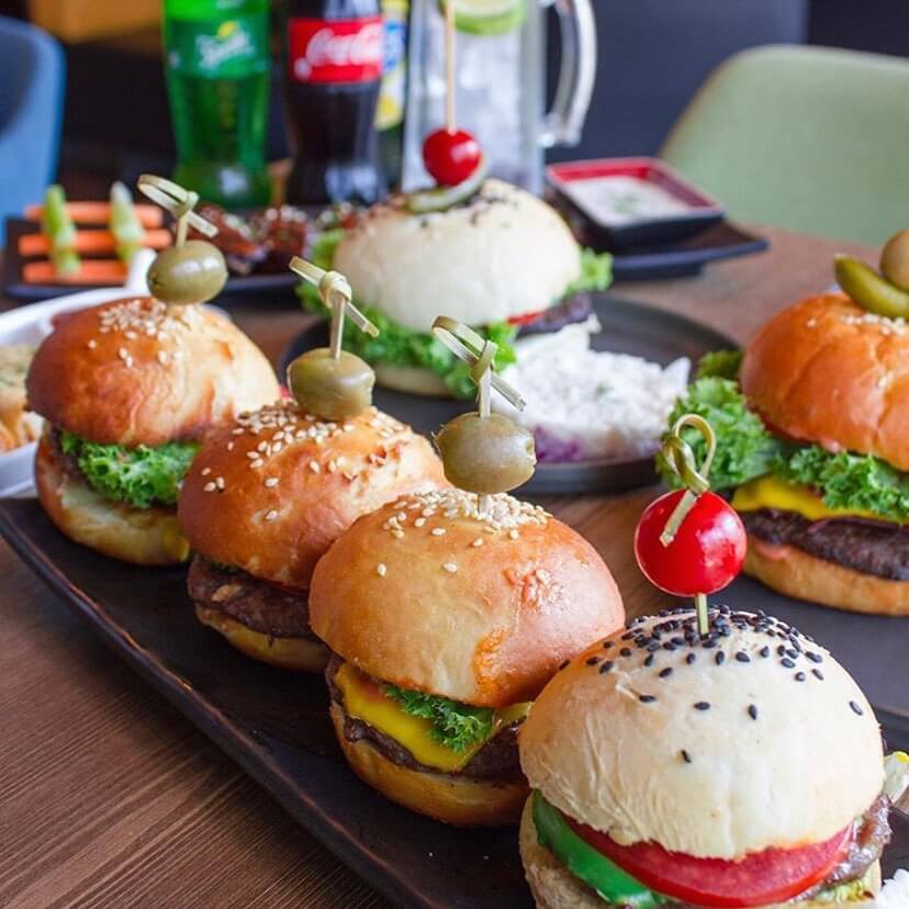 انواع نان‌ها در فر اینجابرگر پخته می‌شود 