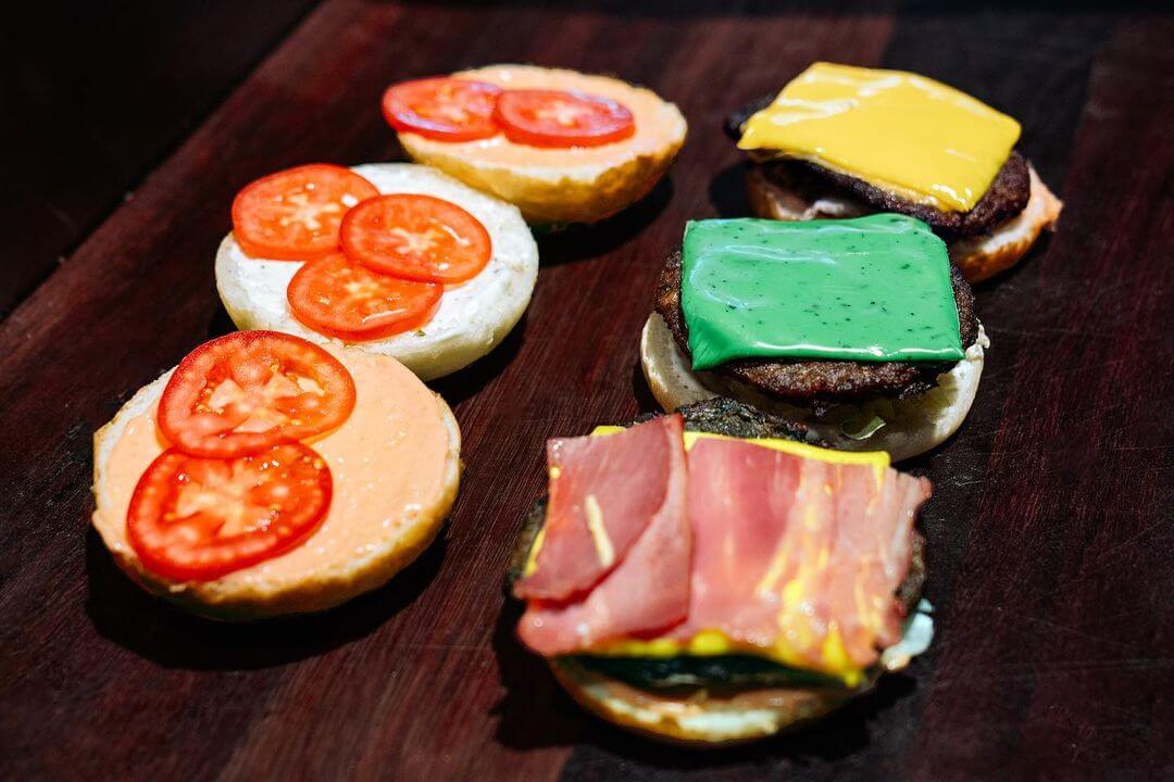 . برگر دست‌ساز با گوشت گوساله و سس مخصوص اینجابرگر