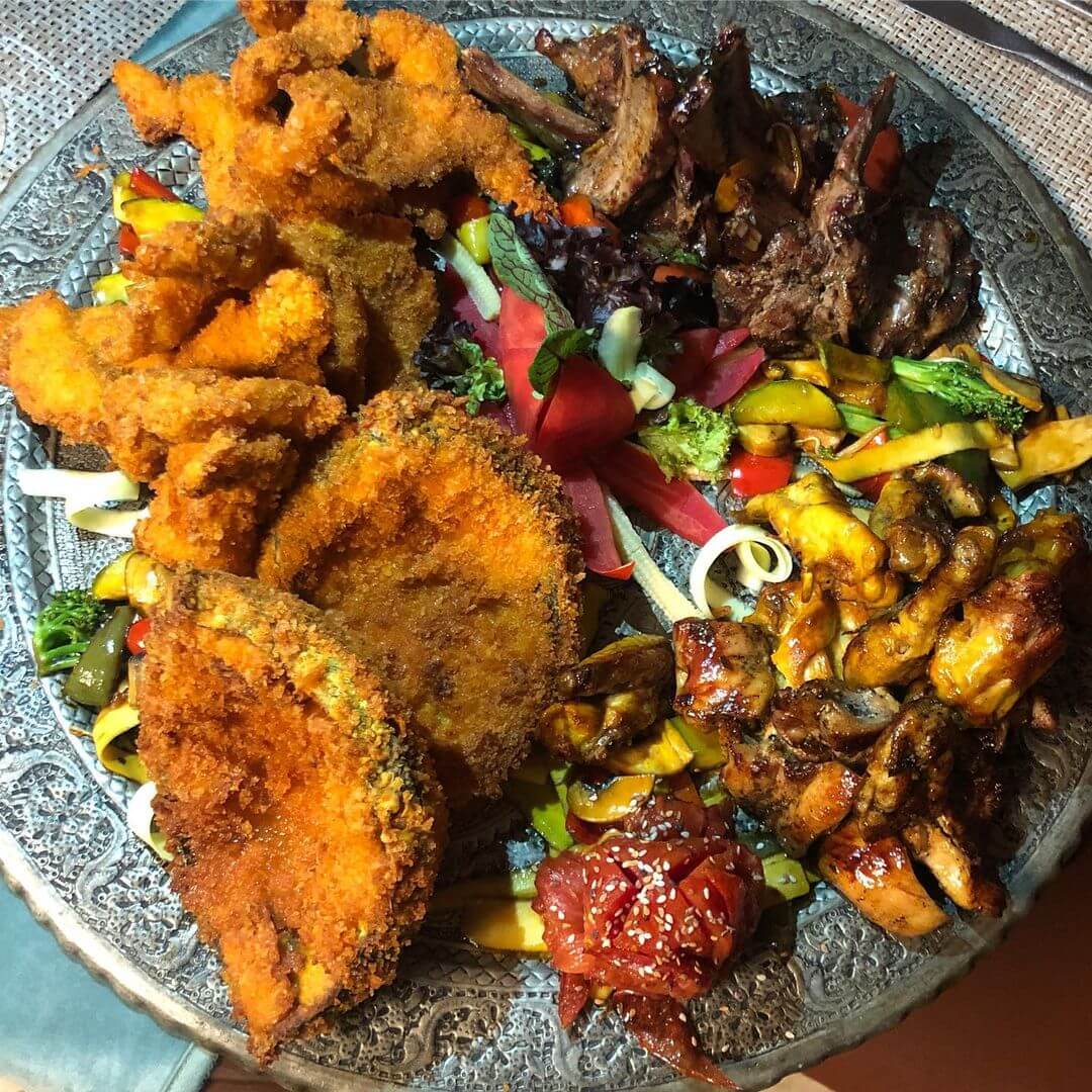 بشقابمخصوص دریایی دررستوران مرکز پایتخت