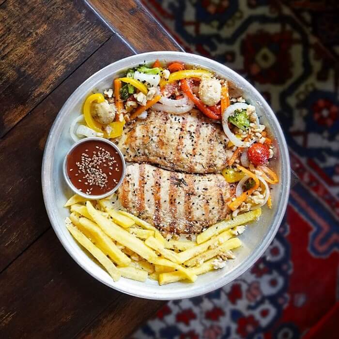 استیک مرغ در رستوران روحی 