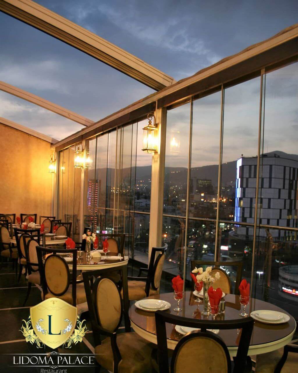 رستوران لیدوما با چشم‌انداز تهران یک رستوران برای قرار عاشقانه