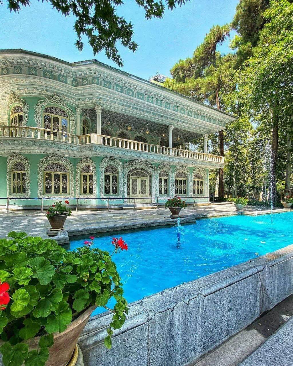 کافه ریبار در حیاط موزه زمان