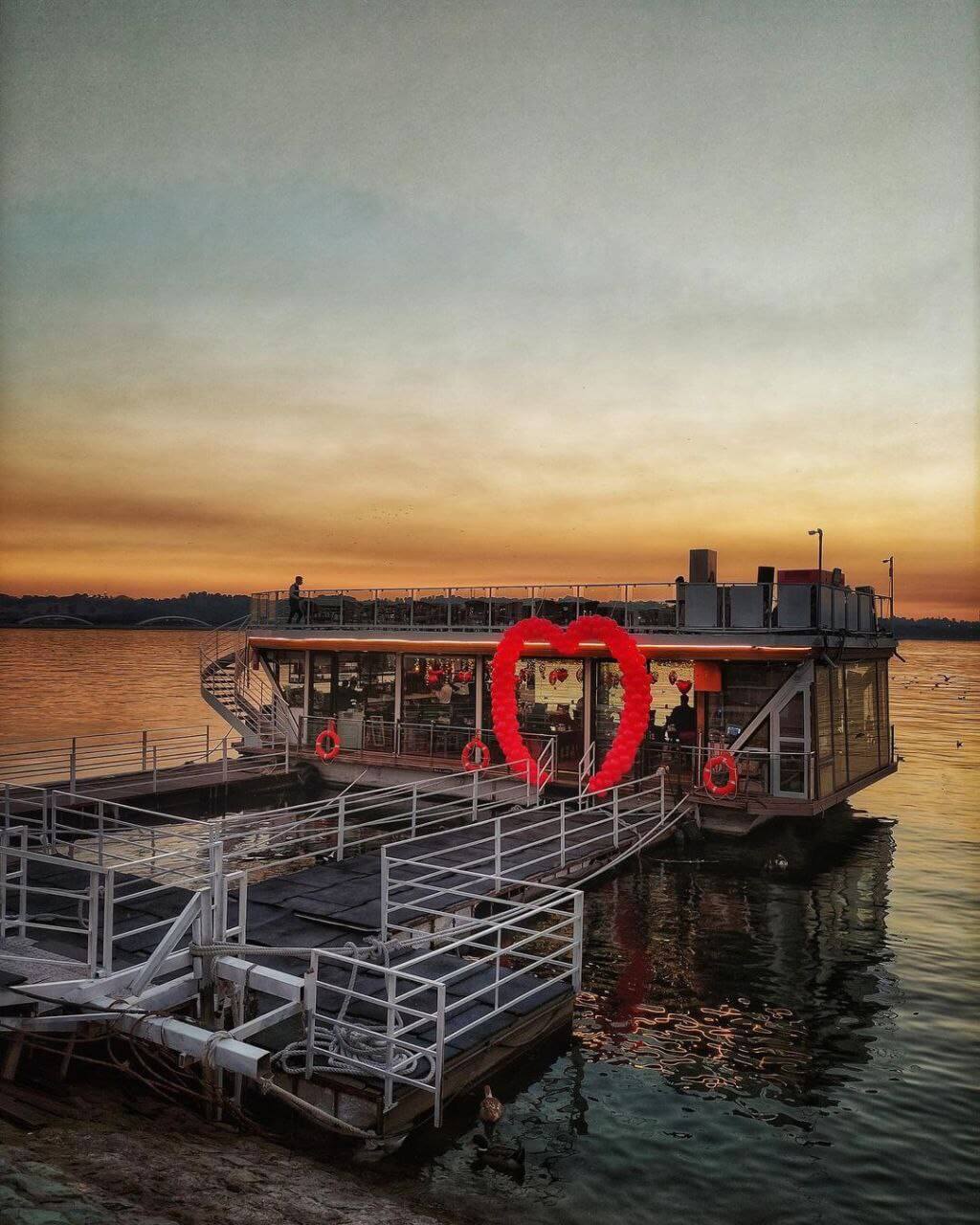 کشتی رویال لانژ دریاچه چیتگر