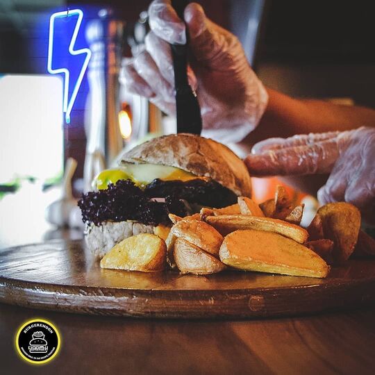 برگر فست فود برگرمون در خیابان اندرزگو