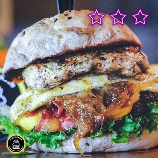 ساندویچ مرغ گریل شده در فستفود برگرمون