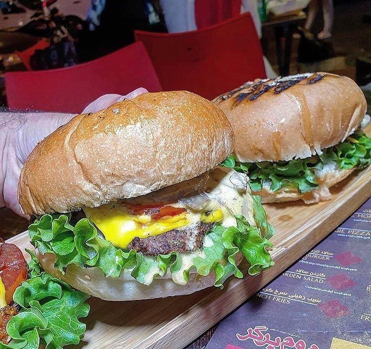 برگرهای خوش طعم هوم برگر در خیابان اندرزگو