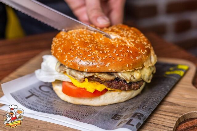 برگرهای خوش طعم فست فود شاکردوست