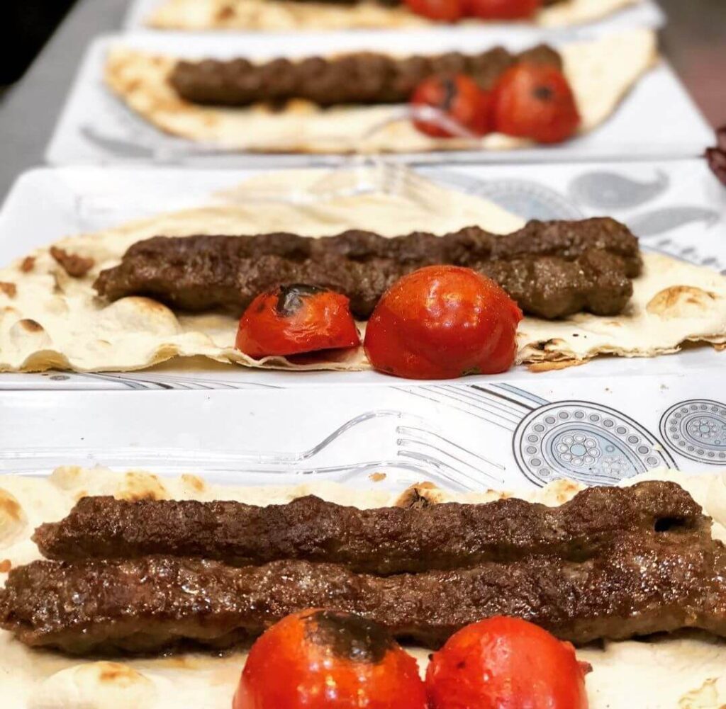 کباب کوبیده گوسفندی در کبابی پاتوق کبابی خوب در بلوار فردوس