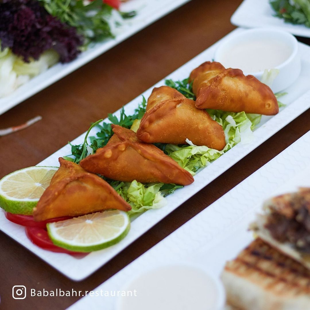 سمبوسه عربی در رستوران لبنانی باب‌البحر