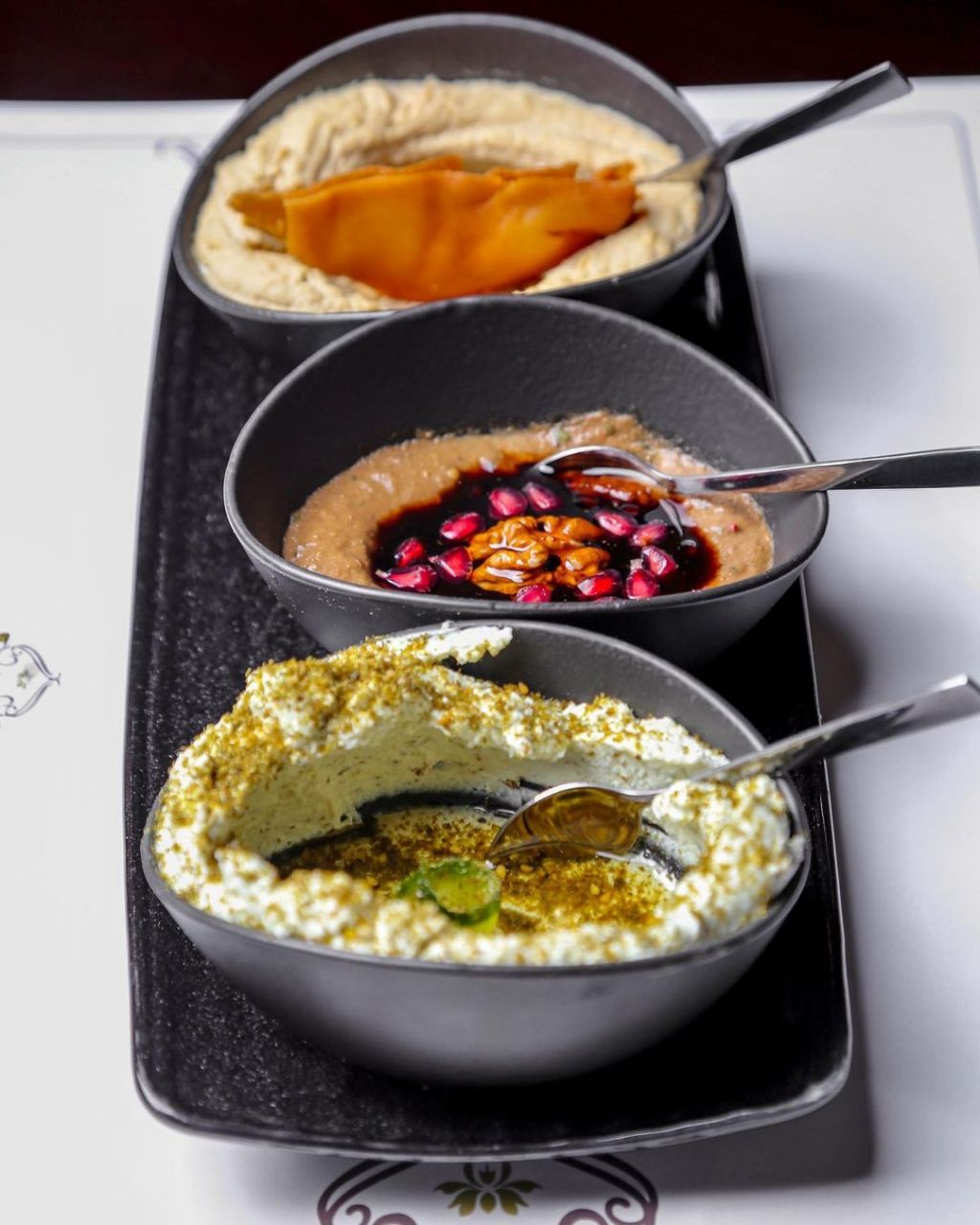 باباغنوش و حمص پیش غذاهای لبنانب رستوران مدائن