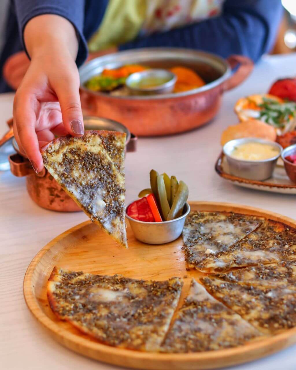 نان و زعتر پیش غذای مخصوص رستوران یاسمینا