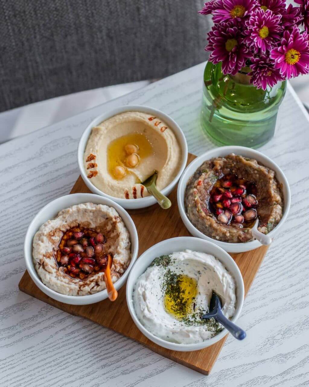 پیش غذاهای متنوع در رستوران لبنانی در تهران