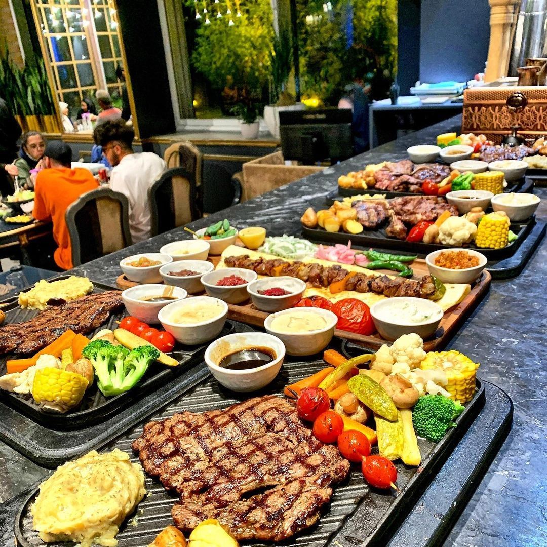 منوی متنوع در رستوران روباز در شمال تهران