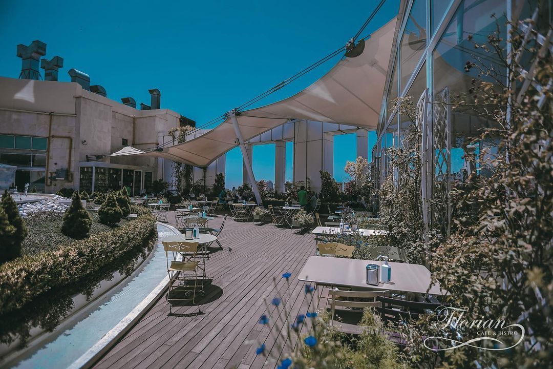 کافه رستوران فلورین در فضای آزاد