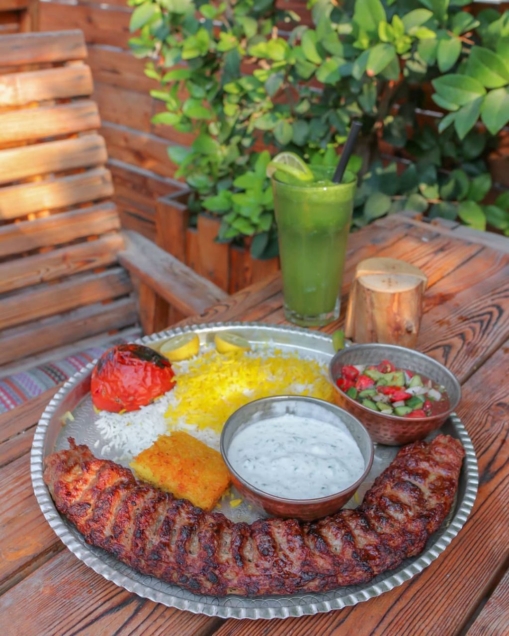 رستوران فضای باز جیلاردینو با منوی غذاهای ایرانی