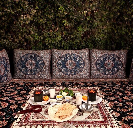 زستوران ارکیده با تخت‌هایی در فضای باز