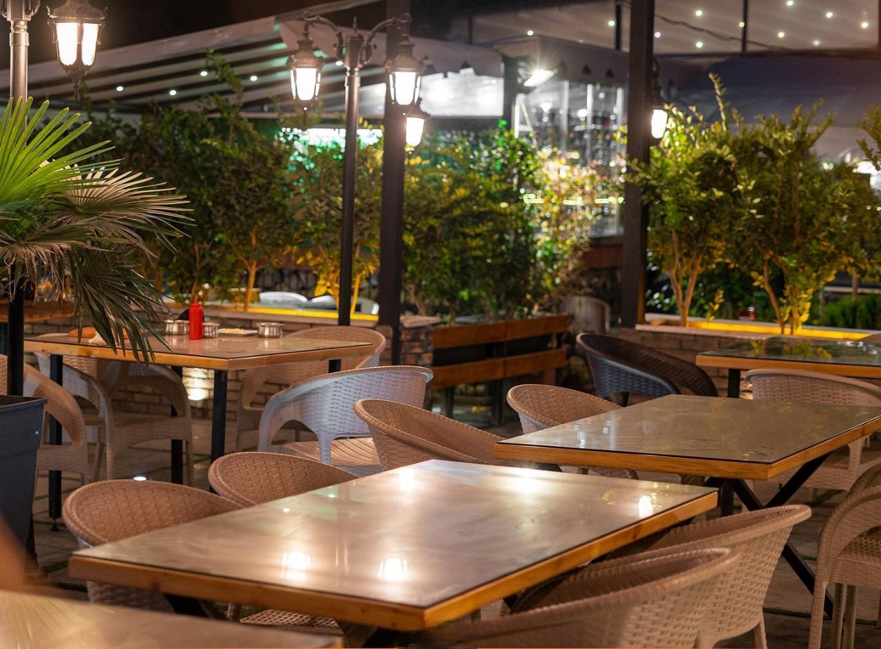 رستوران پاریلا گریل در غرب تهران با چشم انداز جنگل