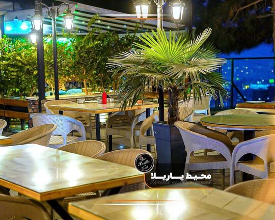 رستوران پاریلا گریل با چشم انداز کوه و جنگل