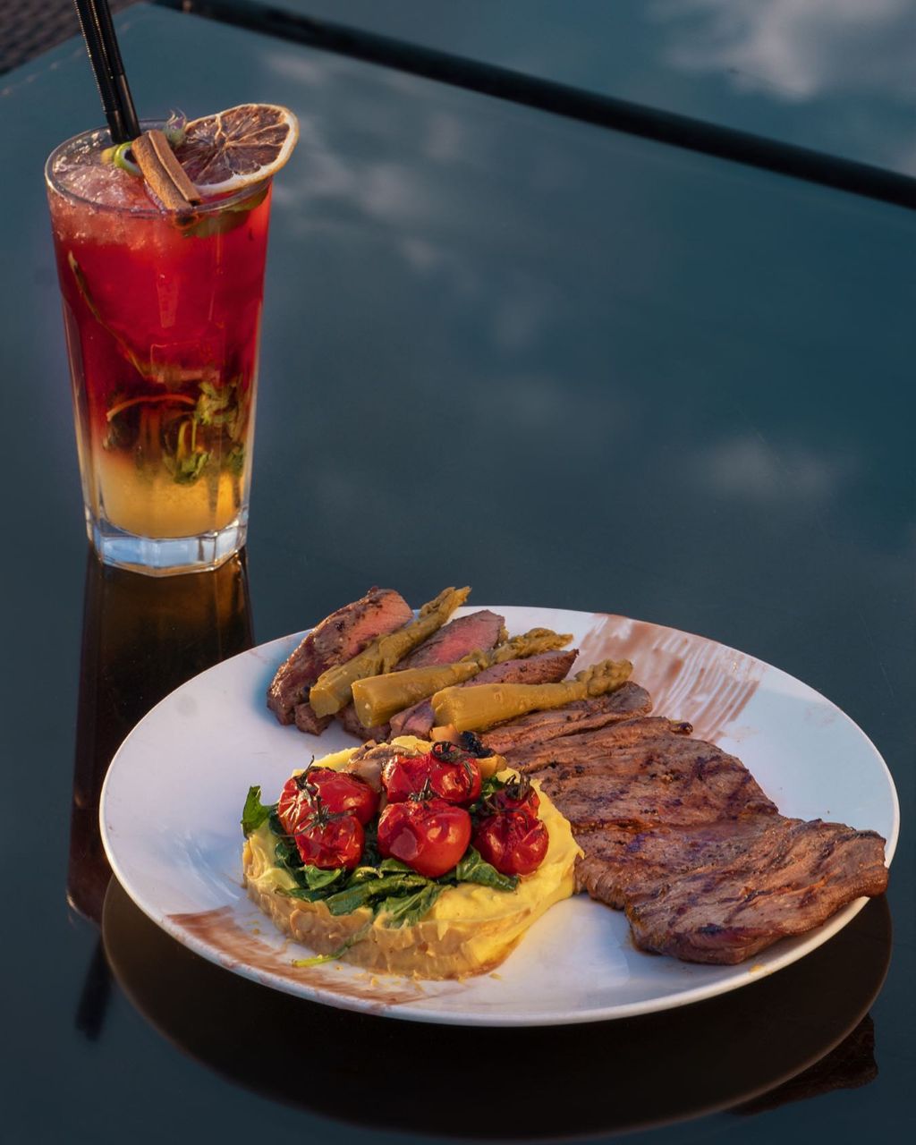 رستوران روباز رویال لانژ با غذاهای ایرانی و فرنگی