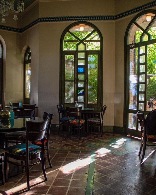 کافه رستوران چای‌بار در خیابان اندرزگو