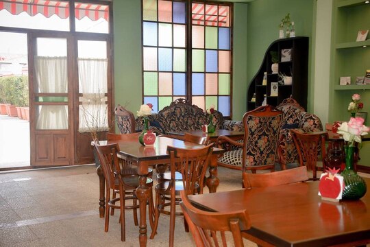 فضای دخلی کافه ایوان لاله زار