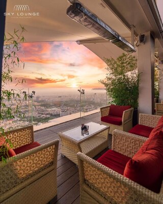 فضای باز رستوران اسکای لانج با نمای زیبای پایتخت