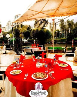 رستورن فصلی سرسبز از بهترین رستوران هتل های تهران