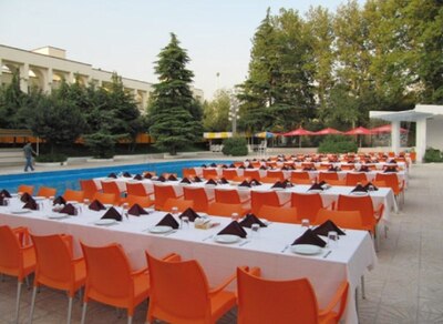 رستوران روباز آبشار در هتل اوین