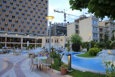 رستوران دلفین در تابستانها فعالیت میکند