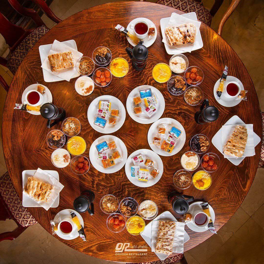 میز افطار در ماه رمضان در رستوران ارکیده