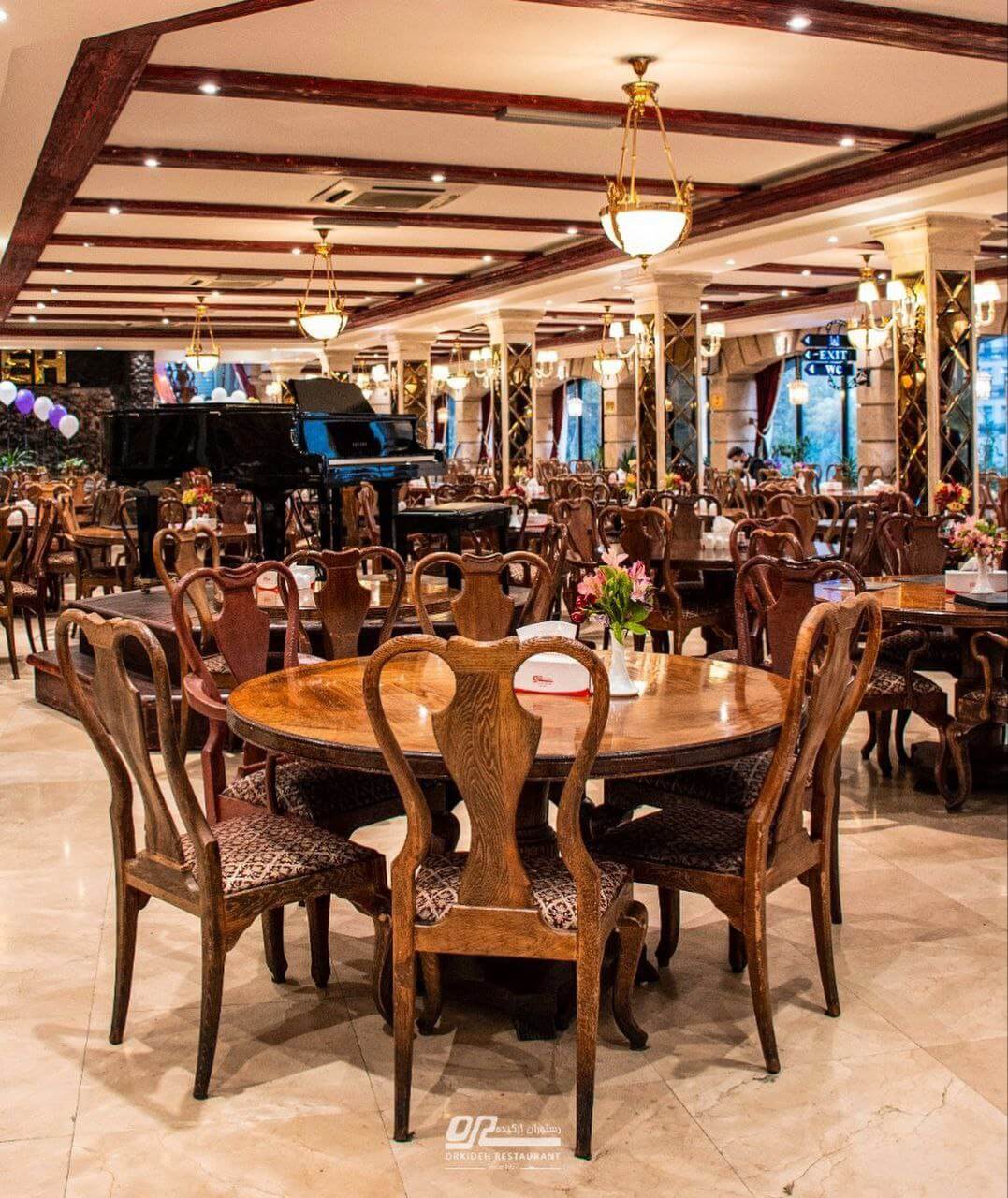 فضای داخلی رستوران ارکیده